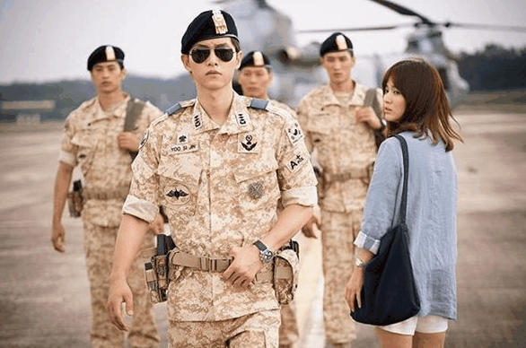 Song Joong Ki và Song Hye Kyo trong phim.