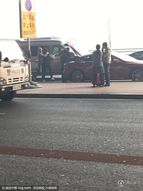 Đáng nói, khi Thần tiên tỷ tỷ ra đến khu vực đỗ xe, người đàn ông này vẫn bám theo.