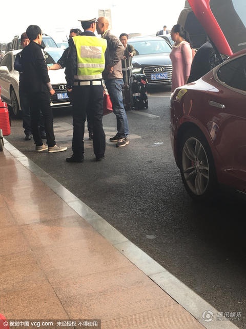 Trợ lý của cô buộc phải ra mặt yêu cầu anh này không tiếp tục hành vi bám theo nghệ sĩ, gây ảnh hưởng đến lịch trình của Lưu Diệc Phi. Người đẹp Thần điêu đại hiệp phải nhờ đến lực lượng an ninh giải vây vì sự cố này. 