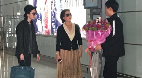 Luu Diec Phi kho vi fan cuong deo bam cau hon hinh anh