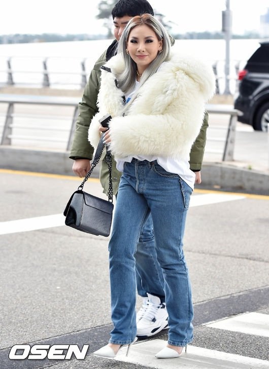 Quần jeans cạp ngắn khiến CL bị lộ chân ngắn.