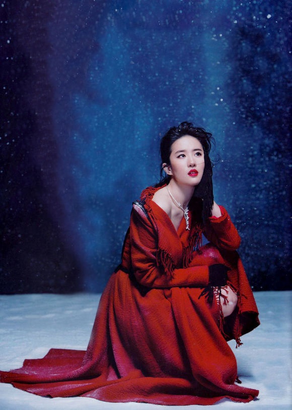 Cô nổi bật với sắc đỏ quyến rũ.