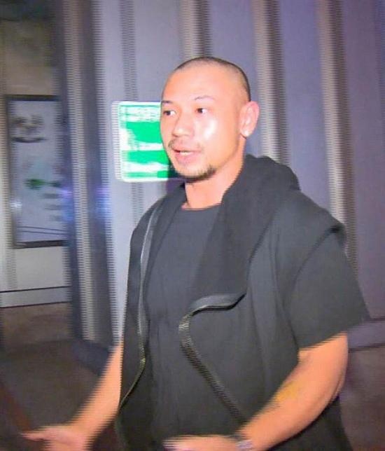 Lý Tín Triều khi bị cảnh sát áp giải sau vụ ẩu đả, nổ súng ở Đài Loan.