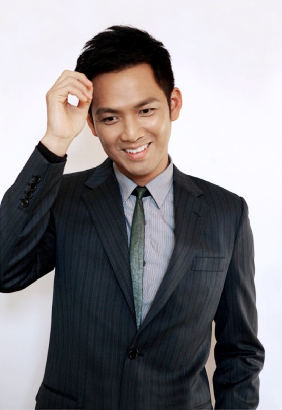 Vị trí số 1: Tài tử 41 tuổi Chung Hán Lương là nghệ sĩ Hong Kong đắt show nhất tại Đại lục hiện nay. Thời điểm hoạt động ở quê nhà và Đài Loan, sự nghiệp của anh khá mờ nhạt. Thậm chí, TVB còn gạch tên anh khỏi danh sách tiểu sinh cần o bế. Anh mãi là diễn viên phụ bên cạnh Trương Trí Lâm hay Cổ Thiên Lạc, Âu Dương Chấn Hoa. Quyết định sang Đại lục phát triển đã mở ra con đường mới. Sau những thành công trong Không kịp nói yêu em, Thời gian đẹp nhất, Bên nhau trọn đời, anh vươn lên hàng nam thần hạng A. Đánh giá của On cho hay, Chung Hán Lương là tài tử được các đạo diễn Đại lục săn đón nhất trong dàn sao nam xứ Cảng thơm.