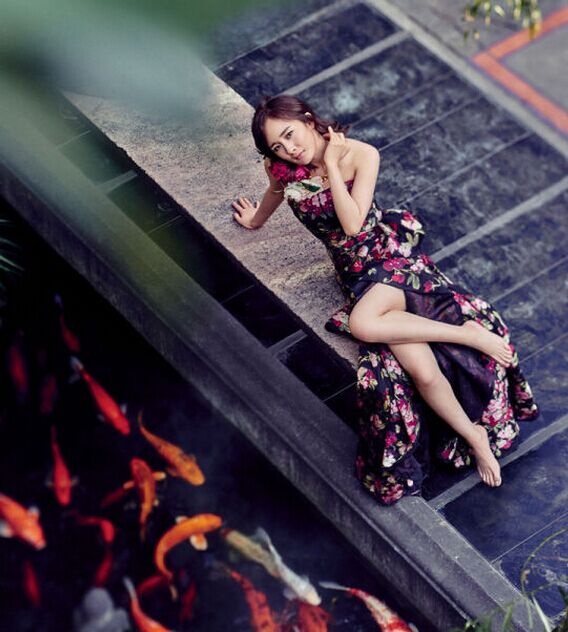 Giữa những ồn ào đời tư, cô vẫn đẹp và trầm lắng.