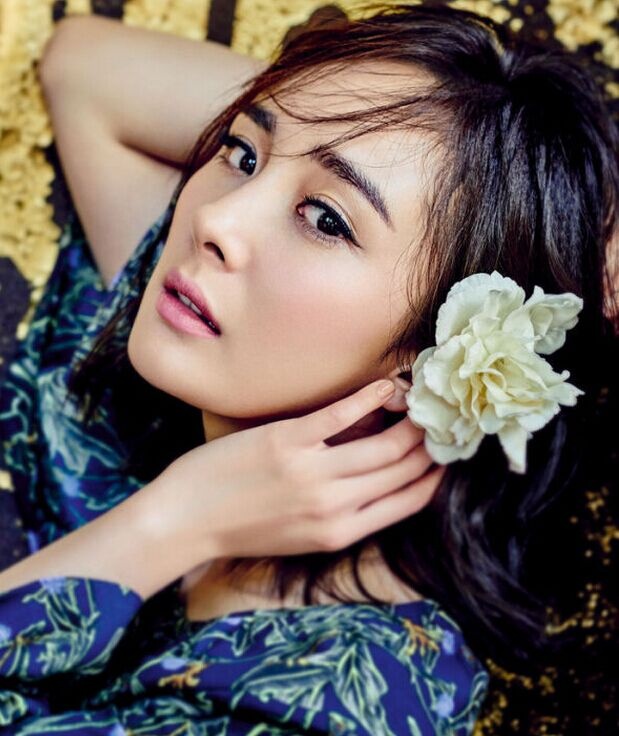 Vẻ đẹp gắn liền với tự nhiên của Dương Mịch trên tạp chí tháng 12.