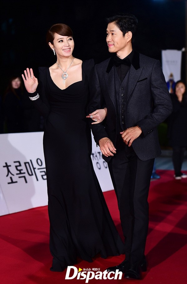 Tối 26/11, lễ trao giải Rồng xanh lần thứ 36 diễn ra tại trường Đại học Kyung Hee, Seoul (Hàn Quốc). Ở tuổi 45, người đẹp Kim Hye Soo vẫn là ngôi sao của thảm đỏ.