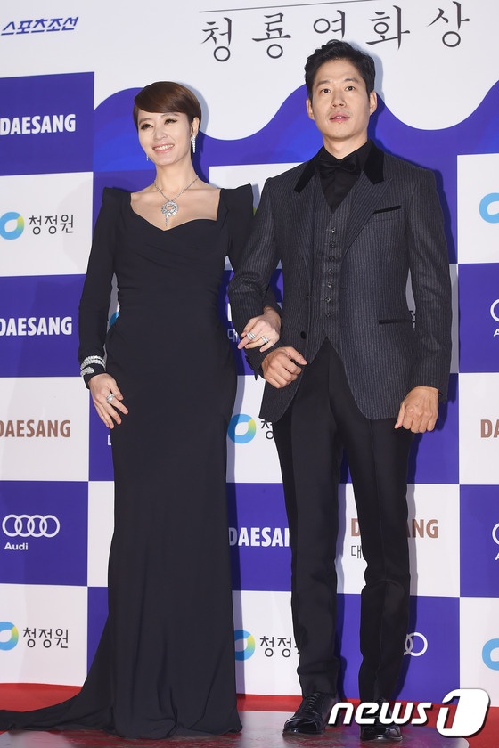 Kim Hye Soo duyên dáng trên thảm đỏ. Người đẹp vẫn là sao hạng A điện ảnh Hàn nhưng tình duyên khá lận đận.