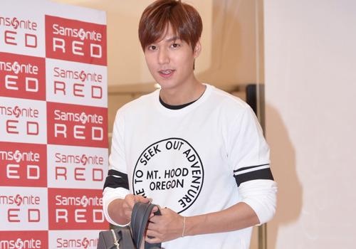Nhung mau sneakers don gian ma hot cua sao Han hinh anh