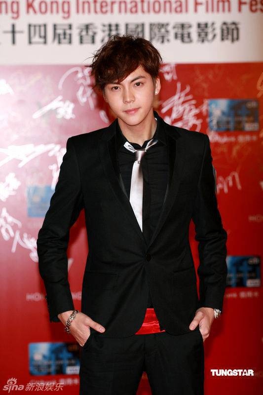 Ở vị trí thứ 3 là Trần Vĩ Đình - tài tử đang gây bão nhờ loạt phim ăn khách như Cổ kiếm kỳ đàm, Thục sơn kỳ hiệp truyện…Từng một thời dựa danh tiếng Angelababy, Trần Vĩ Đình đã có chỗ đứng riêng.