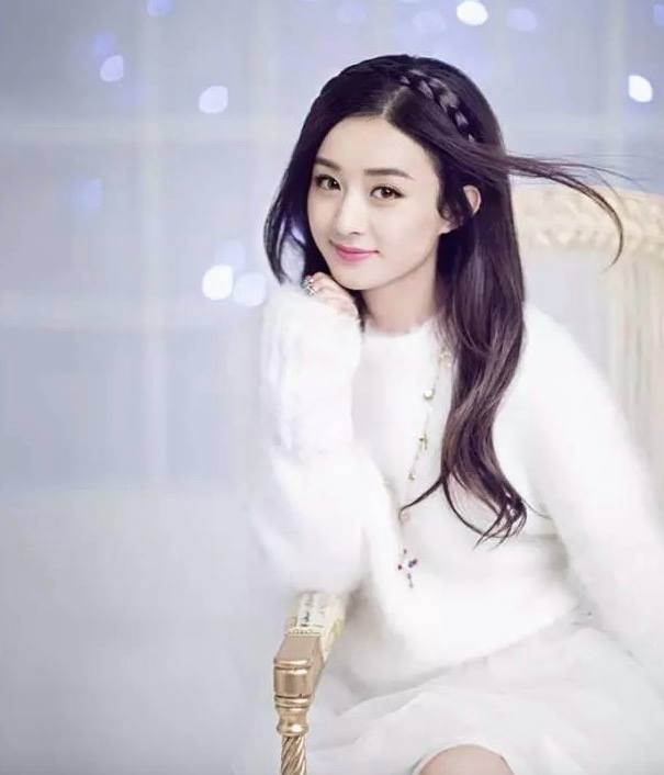 Triệu Lệ Dĩnh cũng sinh năm 1987 như Lưu Diệc Phi nhưng có sự tươi mới hơn.