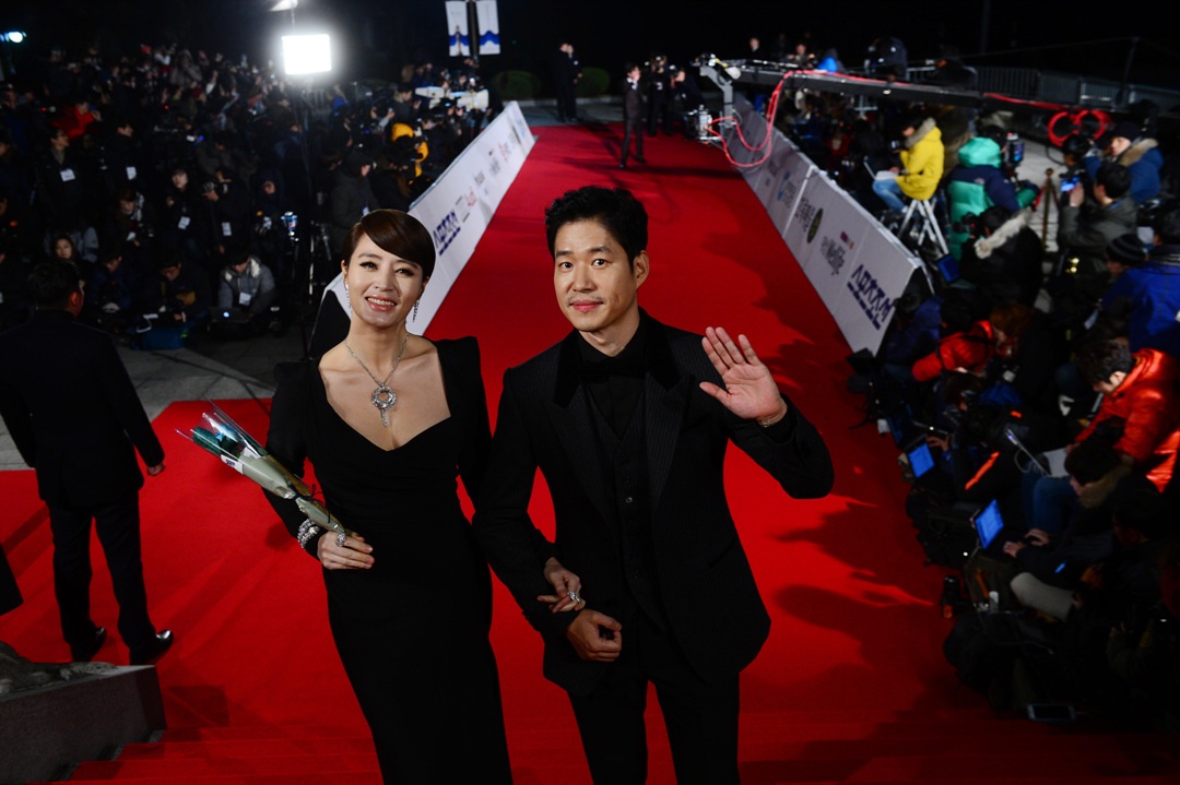 Kim Hye Soo và Jun Sang Yu là 2 MC của Rồng Xanh lần thứ 36.