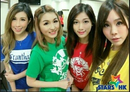 Dương Trạch Di (áo xanh) cùng các thành viên nhóm nhạc.