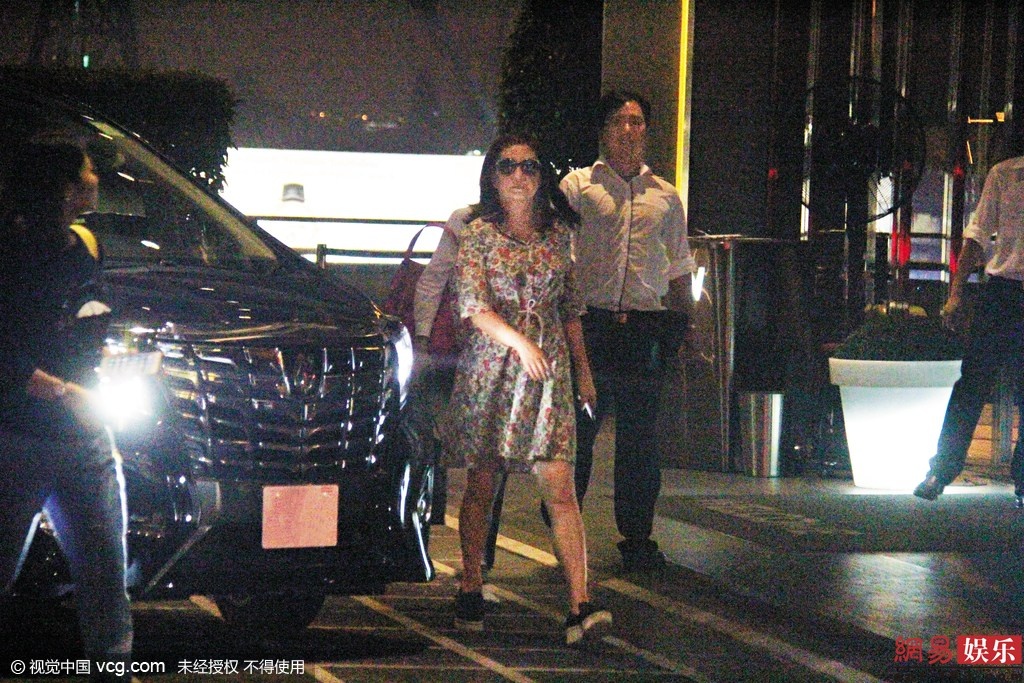 Triệu Vy vừa mở công ty mới ở Hong Kong nên thường xuyên có mặt tại đây.