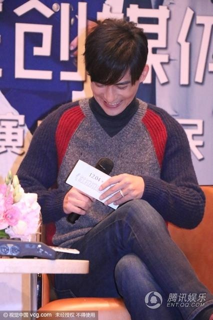 Anh ngượng ngùng trước những câu hỏi về chuyện đời tư.