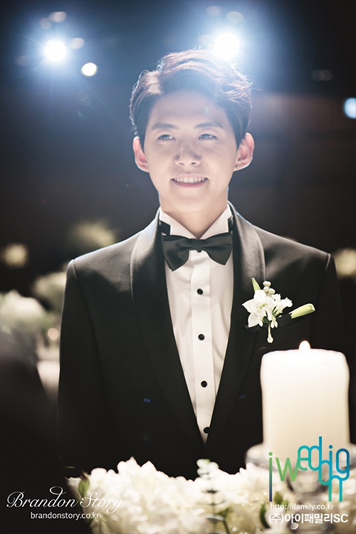 Ngày 28/11, Dongho tổ chức lễ cưới trong không khí ấm áp, đơn giản tại Nonhyun, Seoul (Hàn Quốc). Hôn lễ chỉ có sự tham gia của vài người bạn trong ngành giải trí, hạn chế truyền thông. Thành viên Kyuhyun (Super Junior) và McKay Kim đảm nhận vai trò hát chính trong đám cưới. 