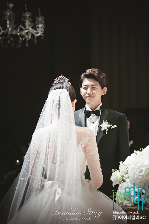 Kết hôn ở tuổi 21, anh là ca sĩ Kpop trẻ nhất cưới vợ. Vợ Dongho hơn anh 1 tuổi, cũng theo học nghệ thuật. Họ hẹn hò gần 2 năm trớc khi quyết định đi đến hôn nhân. Nói về lý do cưới sớm, Dongho chia sẻ: “Thực tế, tôi gặp không ít áp lực sau khi rời nhóm UKISS, và cô ấy là người ở bên động viên trong thời điểm khó khăn nhất”.