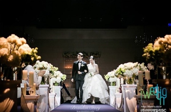 Khoảnh khắc khi cô dâu và chú rể tiến vào lễ đường.