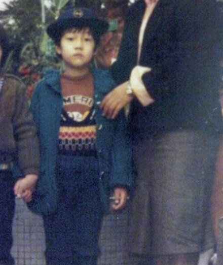 Khi còn là cậu bé, So Ji Sub luôn tự thấy bản thân xấu trai. Đặc biệt là đôi mắt. “Tôi từng hỏi mẹ tại sao mình xấu như thế, có lúc tôi cũng nghiêm túc xem xét chuyện thẩm mỹ mắt nhưng rồi lại không làm gì cả”.