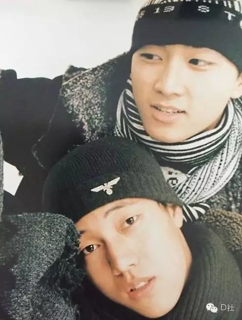 Năm 1995, anh tham gia showbiz như một duyên phận. Thời gian đầu, tài tử thuộc đội đào tạo người mẫu bên cạnh Song Seung Hun. 