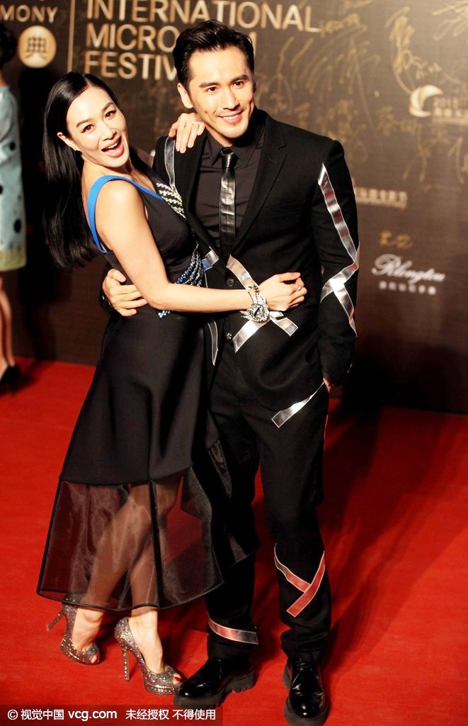 Nữ diễn viên 45 tuổi đã có 3 mặt con trong khi tình trẻ kém cô 12 tuổi chưa từng công khai tình cảm với ai.