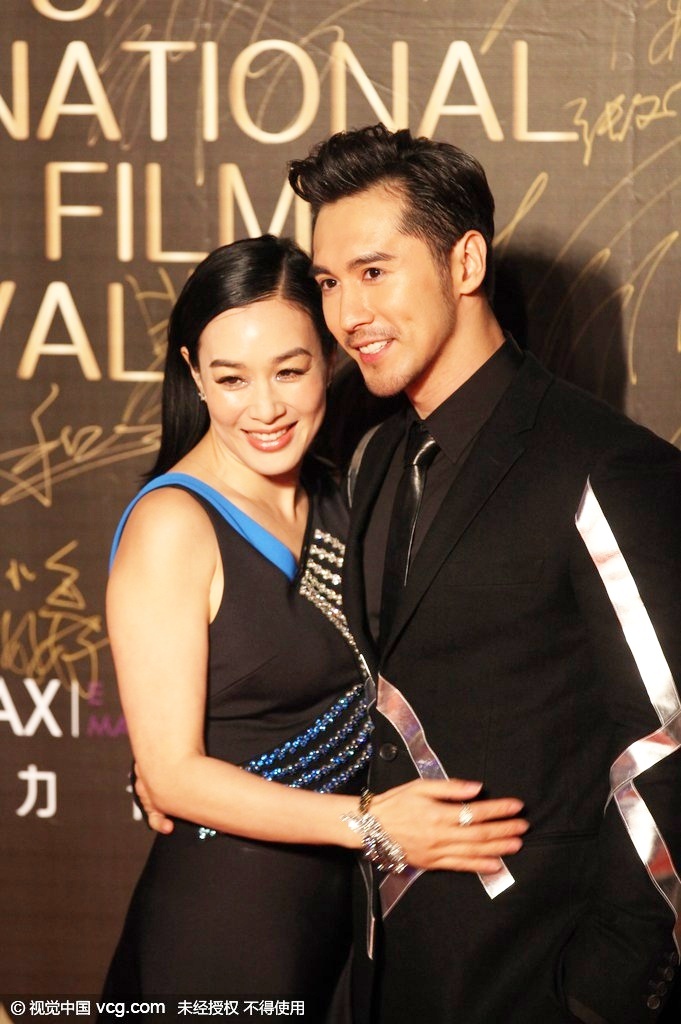 Chung Lệ Đề quấn quýt bên trai trẻ Trương Luân Thạc.