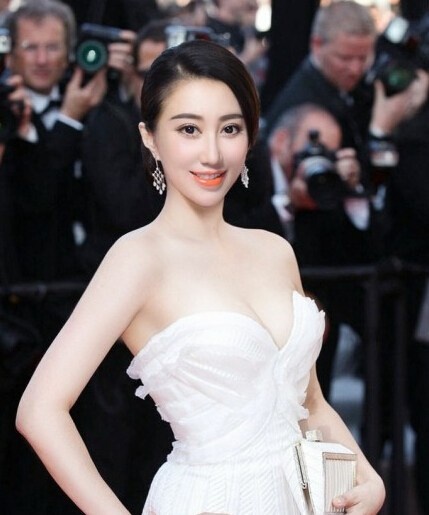 Hình ảnh bị cắt ghép với các sao hạng A trong các sự kiện.