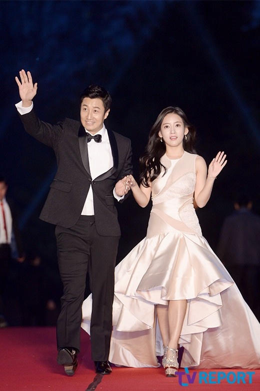 Lee Hoon và Soyeon (T-ara) - hai MC chủ trì lễ trao giải.