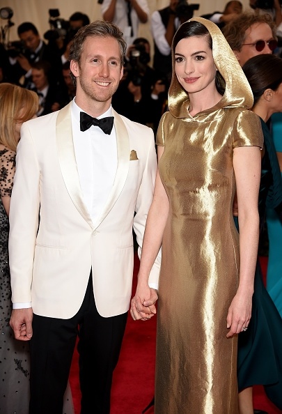 Anne Hathaway và chồng - Adam Shulman hạnh phúc chờ đón con đầu lòng.