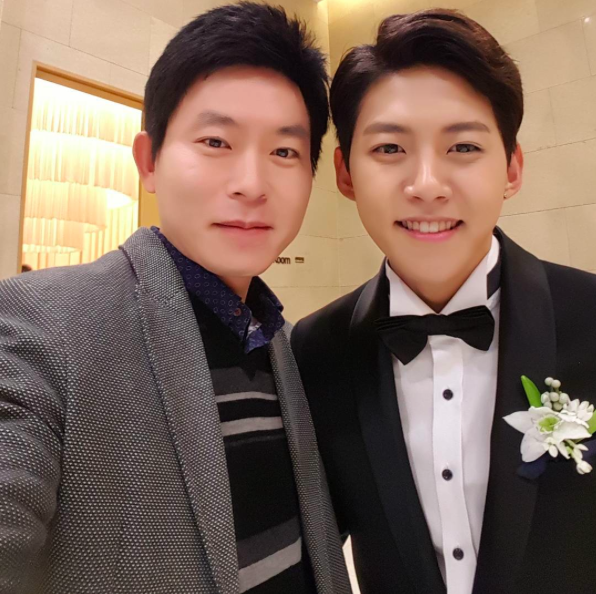 Dongho chụp ảnh cùng khách mời - vận động viên Cho Young Bo.