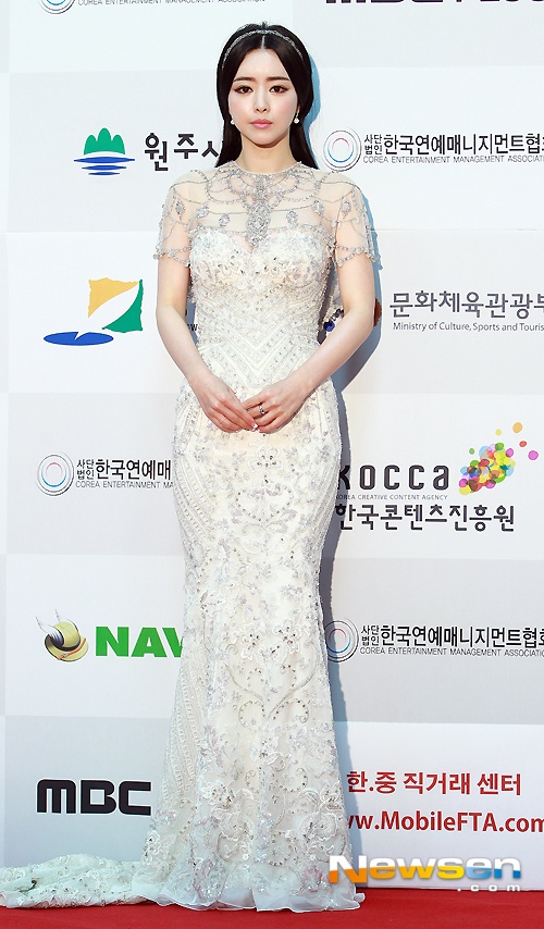 Hong Soo Ah được đánh giá là nữ hoàng thảm đỏ với vẻ gợi cảm và kiêu kỳ.