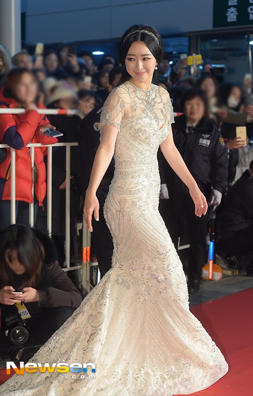 Vẻ đẹp như tượng của Hong Soo Ah hút mọi ánh nhìn.