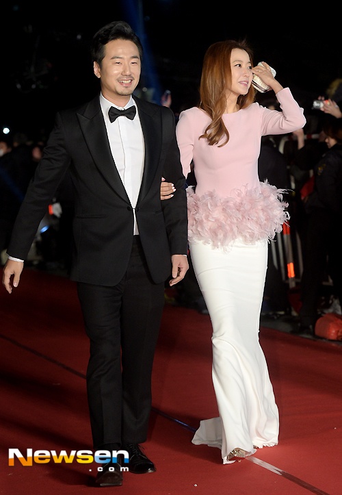 Theo Newsen, trên thảm đỏ lễ trao giải phim truyền hình APAN Star Awards 2015 diễn ra vào chiều 28/11, Kim Hee Sun mất điểm vì bộ trang phục có phần lỗi mốt.