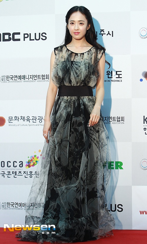 Nữ diễn viên Thời trang thập niên 70 - Kim Min Jung ngày càng đẹp.