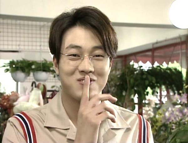 Hình ảnh So Ji Sub trong năm 1997, giai đoạn đầu khi tham gia diễn xuất. Trong Người mẫu, anh đóng vai em trai của nhân vật do Kim Nam Joo đóng. So Ji Sub chỉ có vài cảnh phim, bên cạnh Jang Dong Gun, Han Jae Suk.