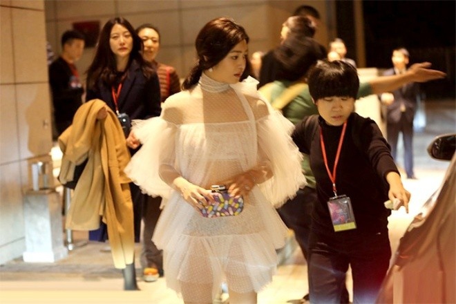 Trần Nghiên Hy mặc váy trắng rườm rà khi tham dự sự kiện do một tạp chí tổ chức. Nhưng dưới ánh đèn flash, chiếc váy lộ rõ thiết kế xuyên thấu lộ cả nội y không đẹp mắt.