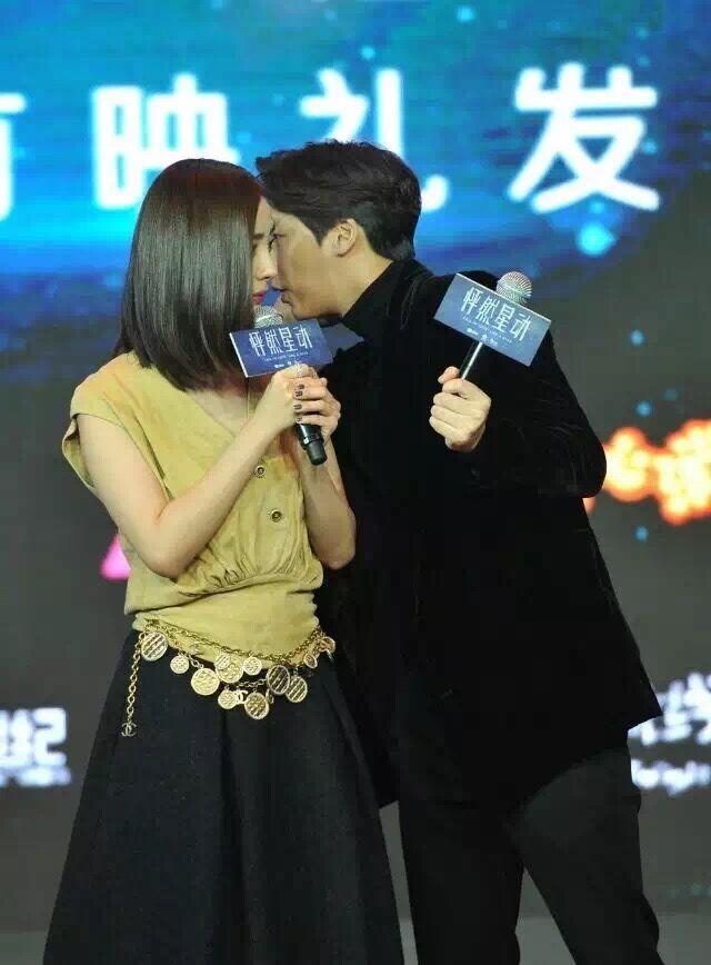 Hai người thường xuyên thủ thỉ tình cảm.