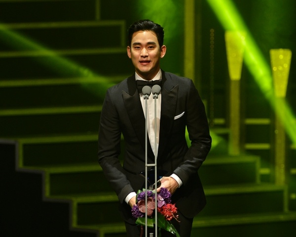 Chiến thắng trước đó của mỹ nam Hàn tại Korea Drama Awards lần thứ 8 cũng được nhận xét không công nhận.