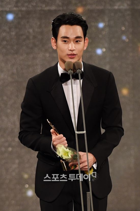 Kim Soo Hyun đoạt giải quan trọng nhất tại APAN Star Awards 2015.