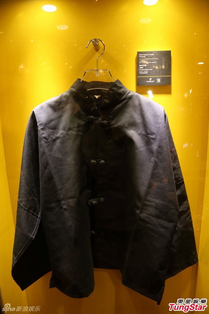 Tại sự kiện triển lãm, khán giả được ngắm nhìn lại những kỷ vật thuộc về Lý Tiểu Long như chiếc áo quen thuộc của ông.