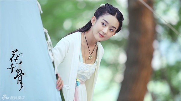 “Hoa Thiên Cốt” Triệu Lệ Dĩnh thuộc Top sao nữ bị yêu cầu nên rút khỏi làng giải trí. Cô bị cáo buộc thẩm mỹ, nói dối tên tuổi và trình độ bản thân. Một vài nguồn tin nội bộ tiết lộ, Triệu Lệ Dĩnh là phụ nữ đa tình, có mới nới cũ. Năm xưa cũng vì Trần Hiểu, cô sẵn sàng bỏ rơi tài tử Cao Tử Kỳ (hiện là chồng Chae Rim).