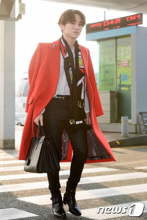 Key vẫn sành điệu như thường thấy với chiếc áo trenchcoat màu đỏ nổi bật.