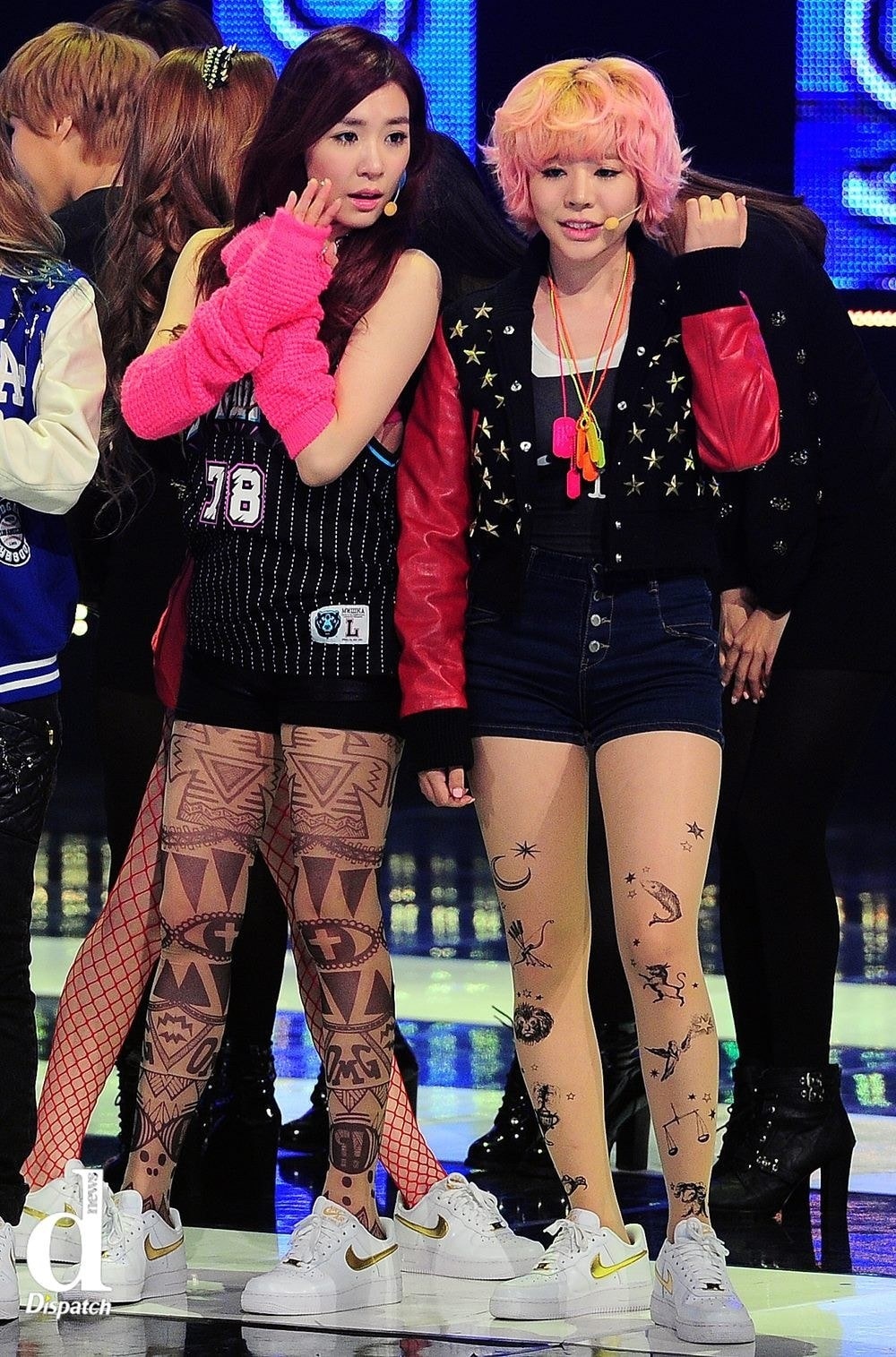 2 thành viên Tiffany và Sunny thuộc SNSD diện trang phục theo phong cách khỏe khoắn, trẻ trung, vì thế họ chọn quần tất mang họa tiết ấn tượng để đồng bộ với diện mạo. Tuy nhiên, họa tiết hình học trên tất của Tiffany có phần khiến tổng thể rối mắt. 