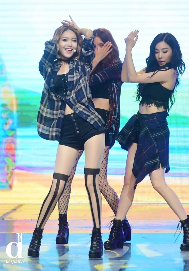 Trong một lần biểu diễn khác với phong cách trưởng thành quyến rũ hơn, Sooyoung mặc quần tất với họa tiết sọc dọc từ trên gối kéo xuống, tạo hiệu ứng giả nếu nhìn xa, khó có thể nhận ra độ dài của quần.