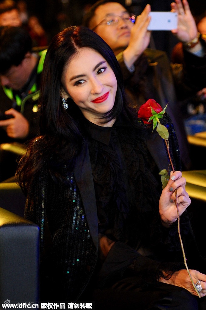 Tối 30/11, Trương Bá Chi tham dự sự kiện quảng cáo của một thương hiệu do cô làm đại diện phát ngôn. Trước ống kính, nữ diễn viên 35 tuổi khoe vẻ đẹp long lanh, ngọt ngào.