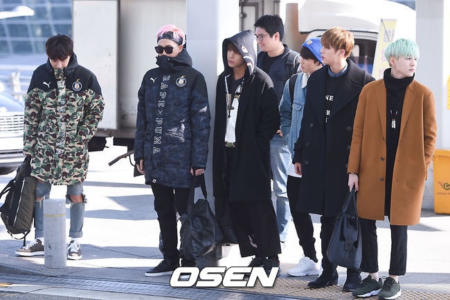 Nhóm BTS ai nấy đều mặc thật ấm vì tiết trời khá lạnh. Nhóm đang có ca khúc mới Run thống trị các bảng xếp hạng âm nhạc.
