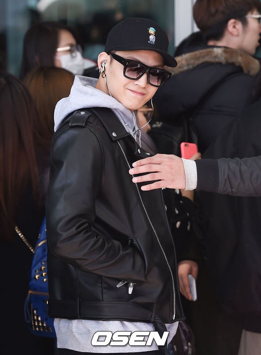 GOT7 đổ bộ với vẻ điển trai. JB mỉm cười chào phóng viên.