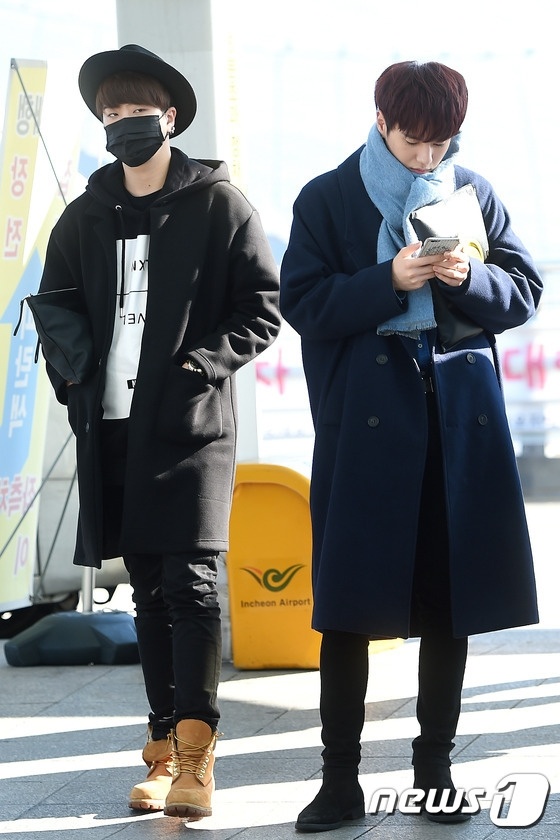 Yugyeom và Youngjae.