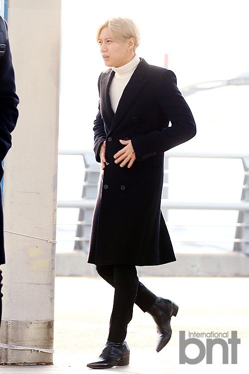 Taemin nổi bật với tóc vàng ánh kim.