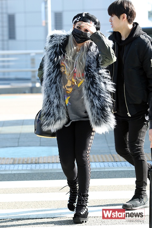 Sau nhiều tranh cãi với các công ty giải trí YG và SM, MAMA 2015 (Mnet Asian Music Awards) cuối cùng cũng dàn xếp ổn thỏa về danh sách ca sĩ đến dự. Từ chiều 30/11, cánh săn ảnh theo chân loạt sao Kpop đến sân bay quốc tế Incheon đáp chuyến bay tới Hong Kong – địa điểm diễn ra sự kiện. Trong ảnh là CL – thành viên nhóm 2NE1.